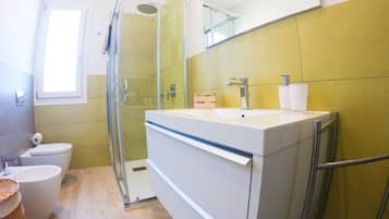 Chuveiro, produtos de toalete grátis, secador de cabelo