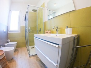 Shower, free toiletries, hair dryer, bathrobes - Almyra Suites (San Vito Lo Capo)
