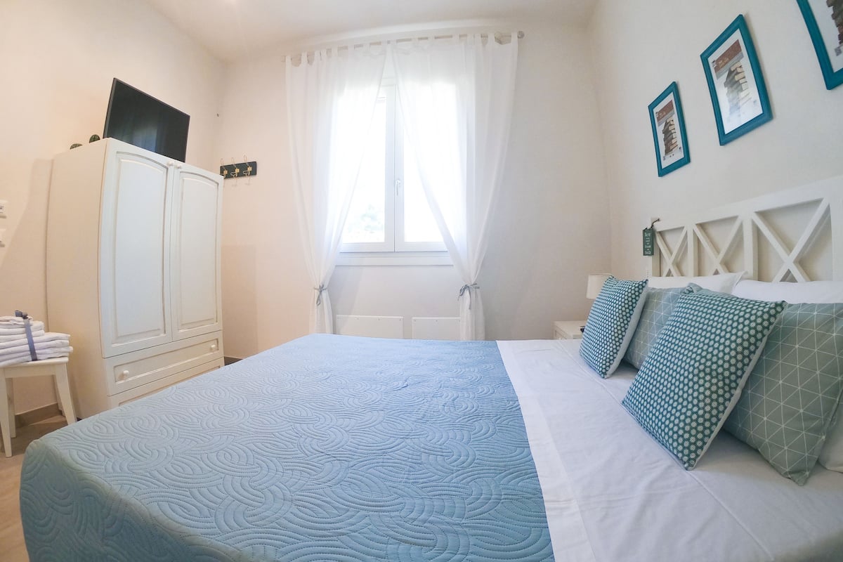 Minibar, muebles diferentes, escritorio y insonorización