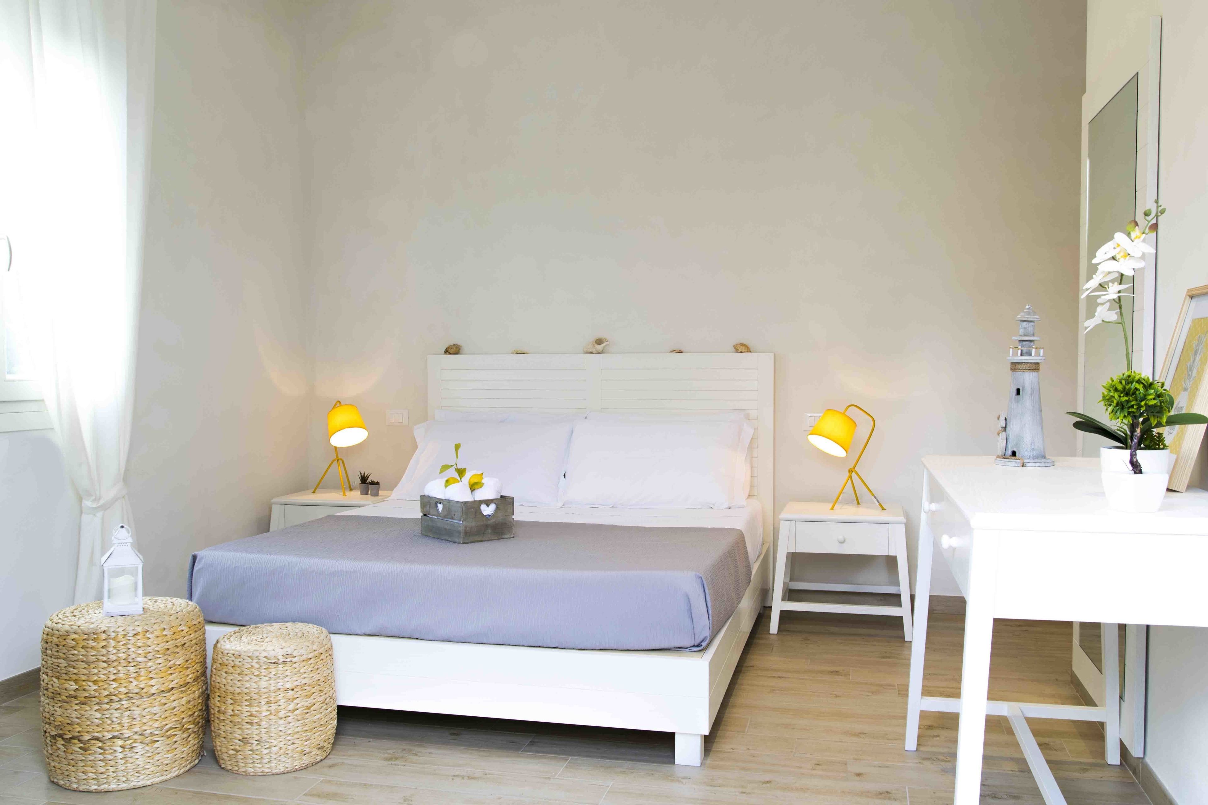 Minibar, muebles diferentes, escritorio y sistema de insonorización 