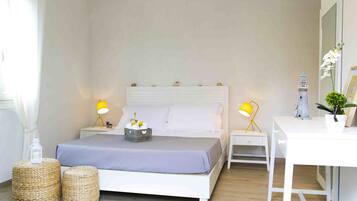 Minibar, muebles diferentes, escritorio y sistema de insonorización