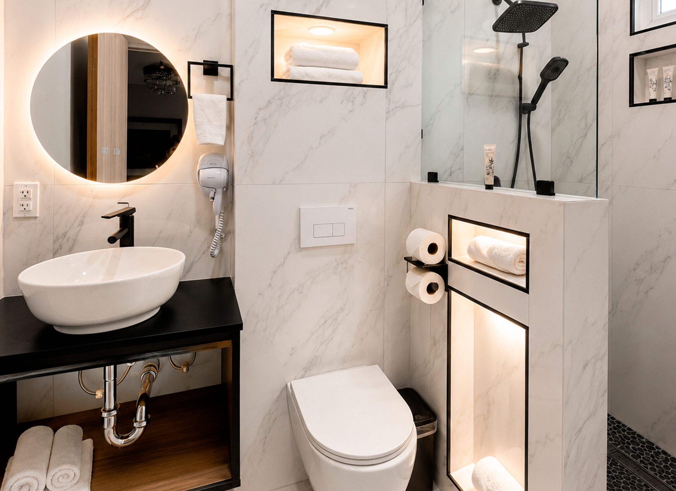 Habitación doble Deluxe, 2 camas Queen size, vista a la ciudad | Baño | Amenidades de baño gratuitas, secadora de cabello, toallas, jabón 