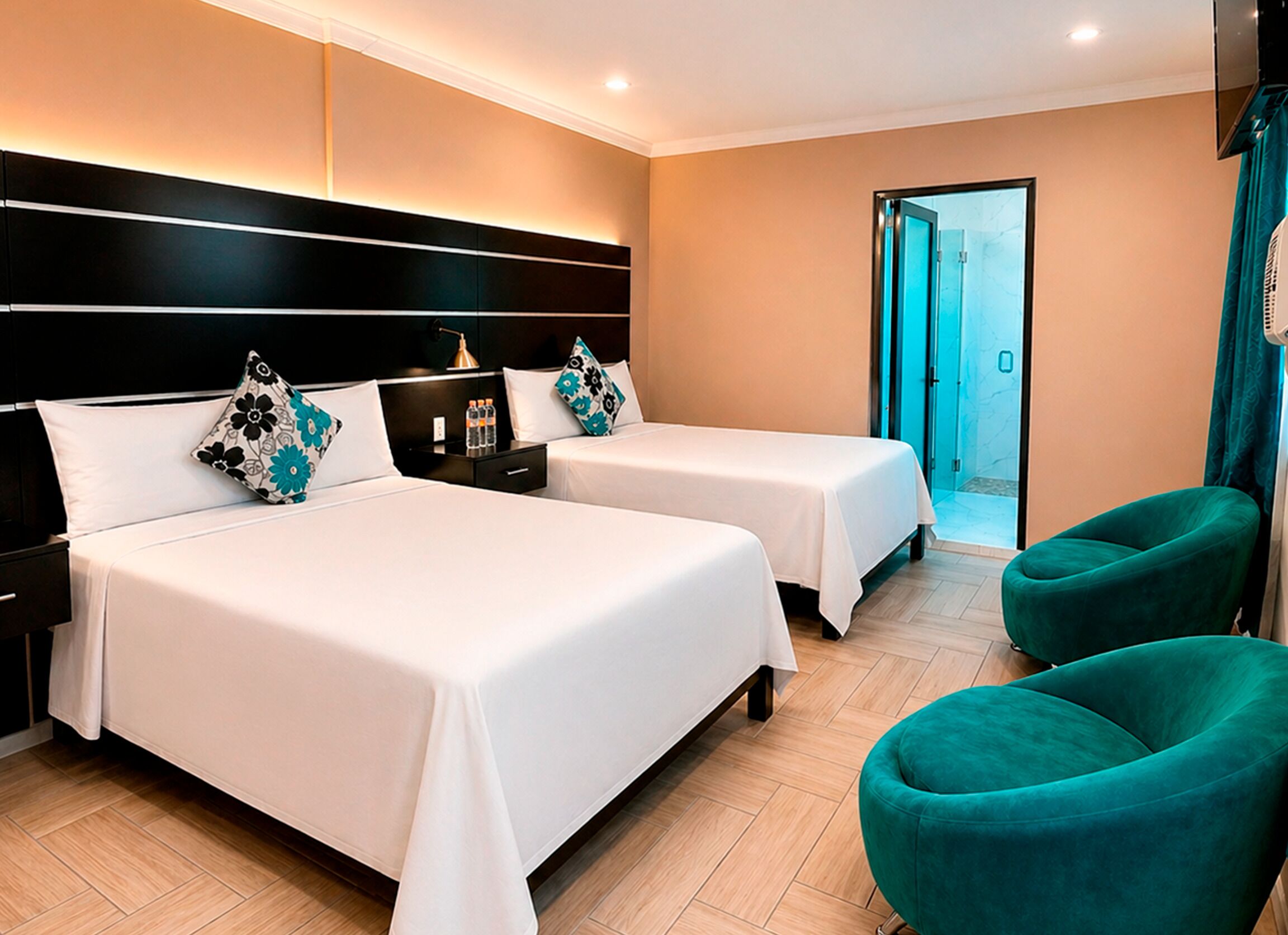 Quarto quádruplo conforto, 2 camas de casal | Roupas de cama premium, individualmente decorados