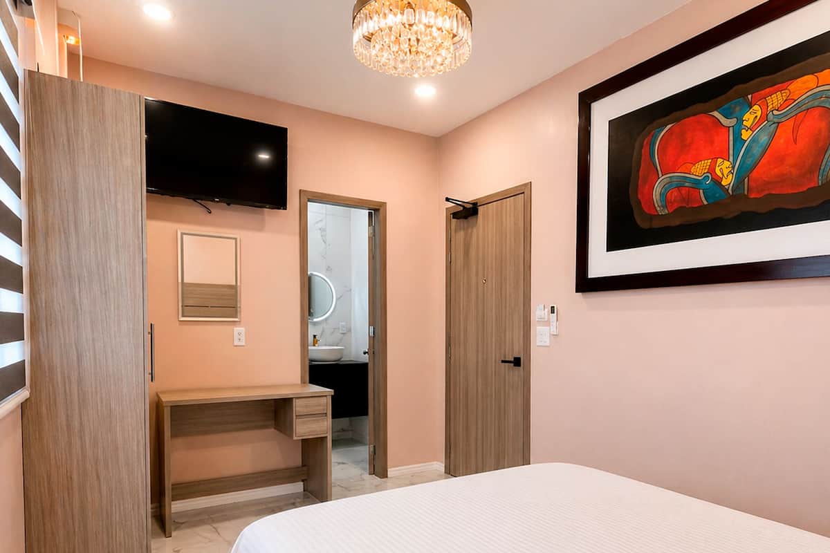 Quarto casal conforto, 1 cama Queen, banheiro privativo | Roupas de cama premium, individualmente decorados