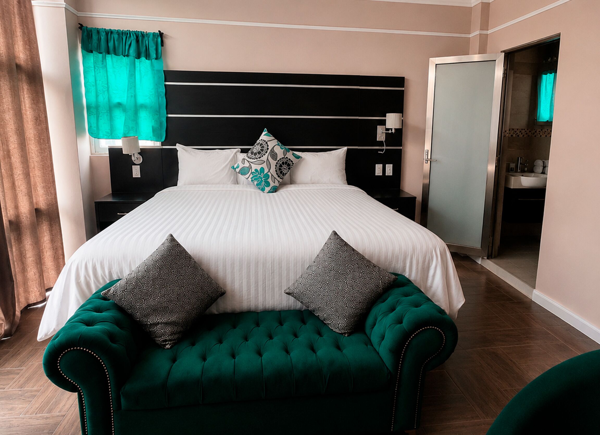 Quarto casal superior, banheira de hidromassagem, vista para a montanha | Roupas de cama premium, individualmente decorados