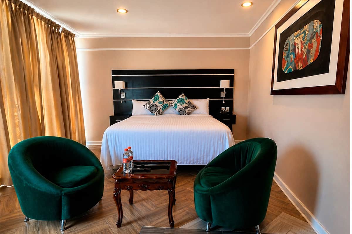 Quarto casal superior, 1 cama King, para fumantes, banheira de imersão | Roupas de cama premium, individualmente decorados