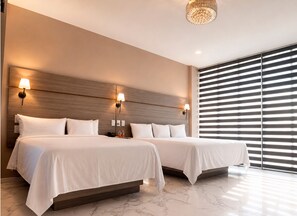 Chambre quadruple familiale, réfrigérateur et four à micro-ondes | Literie de qualité, couette en duvet, système d’insonorisation