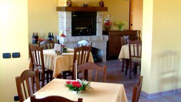 Bữa sáng đặc sản địa phương hàng ngày (15 EUR/mỗi người)