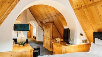 1 bedroom, hypo-allergenic bedding, minibar, individually decorated