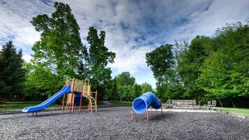 Área de juegos infantiles al aire libre