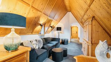 Hypo-allergenic bedding, minibar, individually decorated