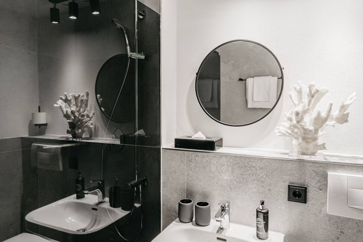 business double room, 1 king bed, non smoking | bathroom | shower, eco-friendly toiletries, hair dryer, towels