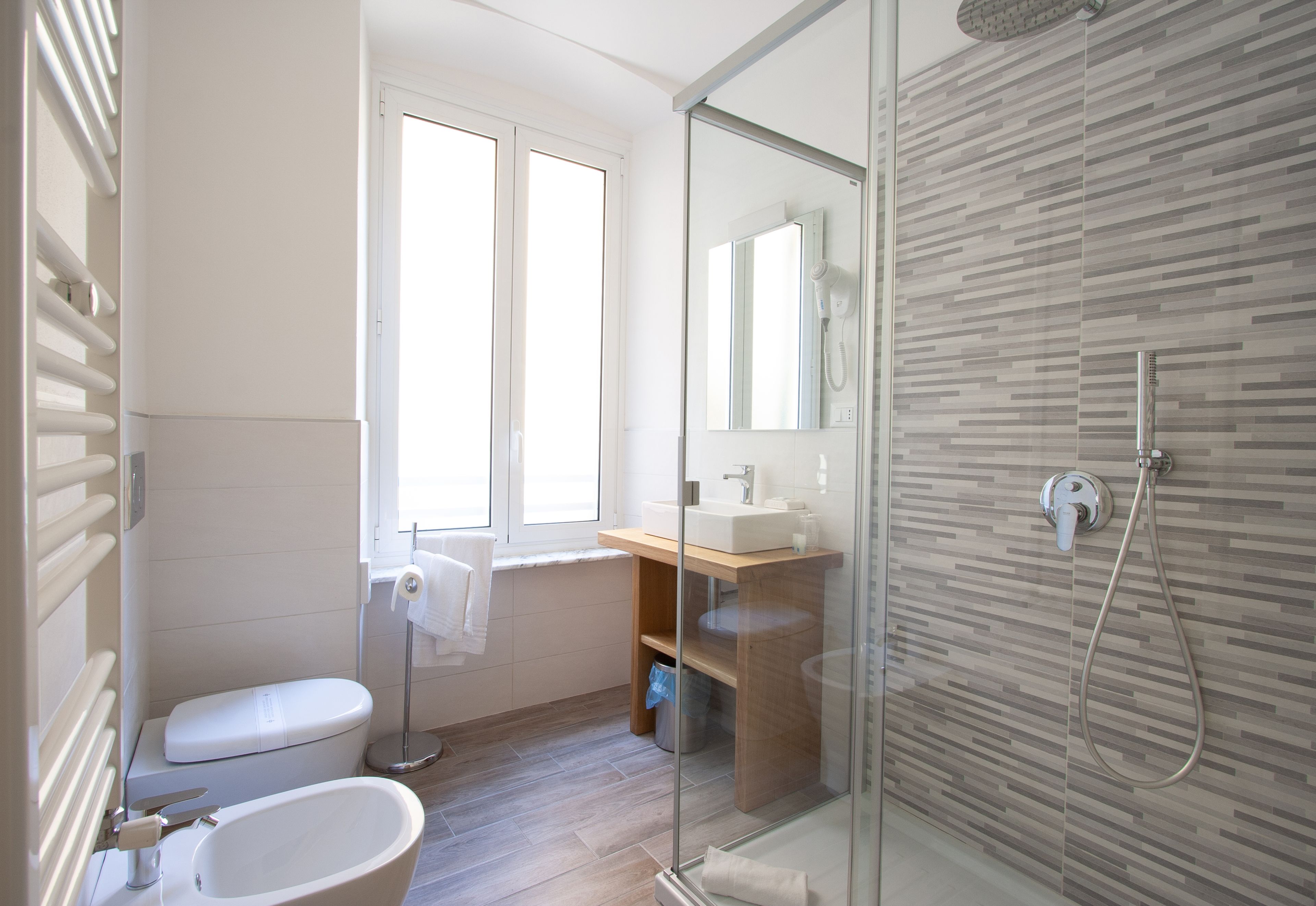 Doppelzimmer | Badezimmer | Dusche, Regendusche, kostenlose Toilettenartikel, Haartrockner