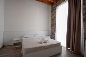 Chambre Deluxe double | Coffre-fort, bureau, accès au Wi-Fi (inclus), literie fournie