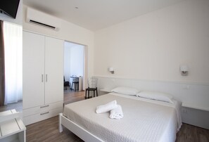 Dobbeltrom | Safe på rommet, skrivebord, wi-fi (inkludert) og sengetøy