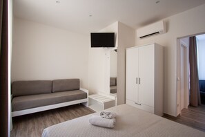 Een kluis op de kamer, een bureau, gratis wifi, beddengoed