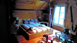 Triple Room, Garden View | Individually decorated, individually furnished, desk, blackout drapes - O tour du monde (Cellettes)