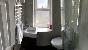 Cottage, Multiple Beds, Non Smoking | Bathroom | Shower, hydromassage showerhead, free toiletries, hair dryer - Palmview (Torquay)