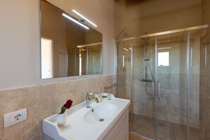 Superior-Apartment, barrierefrei, Hügelblick | Badezimmer | Dusche, kostenlose Toilettenartikel, Haartrockner, Bidet