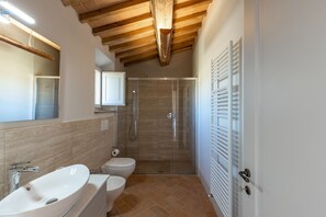 Deluxe-Doppel- oder -Zweibettzimmer | Badezimmer | Dusche, kostenlose Toilettenartikel, Haartrockner, Bidet