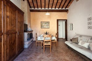 อพาร์ทเมนท์, 1 ห้องนอน (Belvedere) | ห้องนั่งเล่น | ทีวีจอแบน 40 นิ้ว พร้อมช่องดิจิตอล, ทีวี