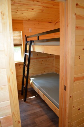 Cottage, 2 Bedrooms, Non Smoking (No Linens Included) - Lake Avenue RV Resort (Prince Edward)