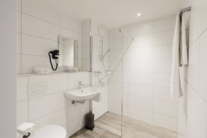 Shower, pengering rambut, handuk, dan sampo