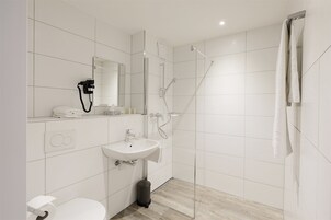 淋浴设施、吹风机、毛巾、洗发水