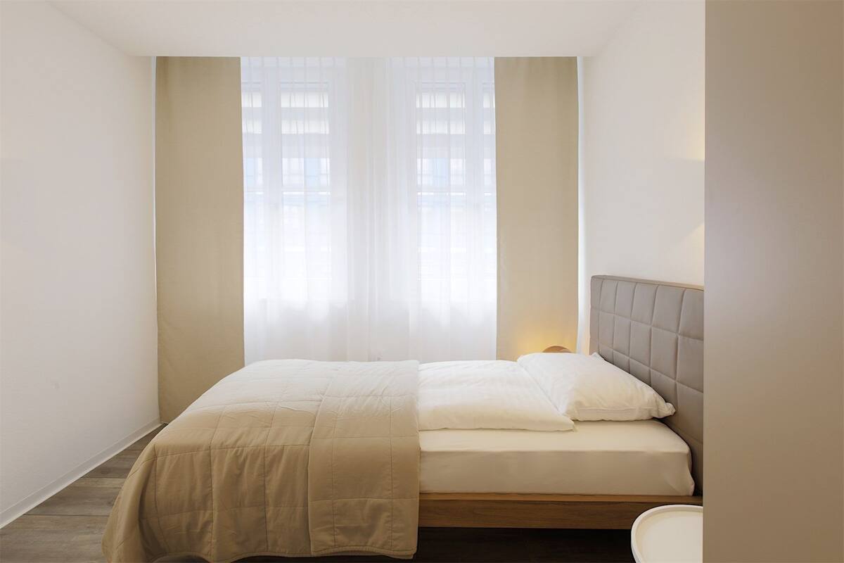 Escritorio, wifi gratis y ropa de cama