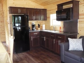 كوخ - غرفتا نوم - لغير المدخنين (No Linens Included) | مطبخ خاص | ثلاجة، ميكروويف، موقد طهي مسطح، ماكينة لصنع القهوة/الشاي