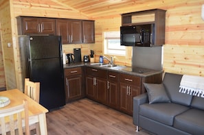 كوخ - غرفتا نوم - لغير المدخنين (No Linens Included) | 2 عدّة غرف نوم وواي فاي مجانًا