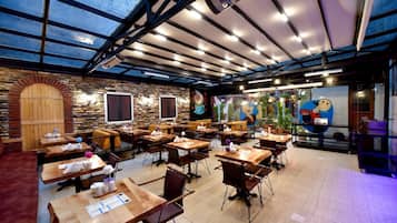 Café da manhã continental todos os dias mediante uma taxa
