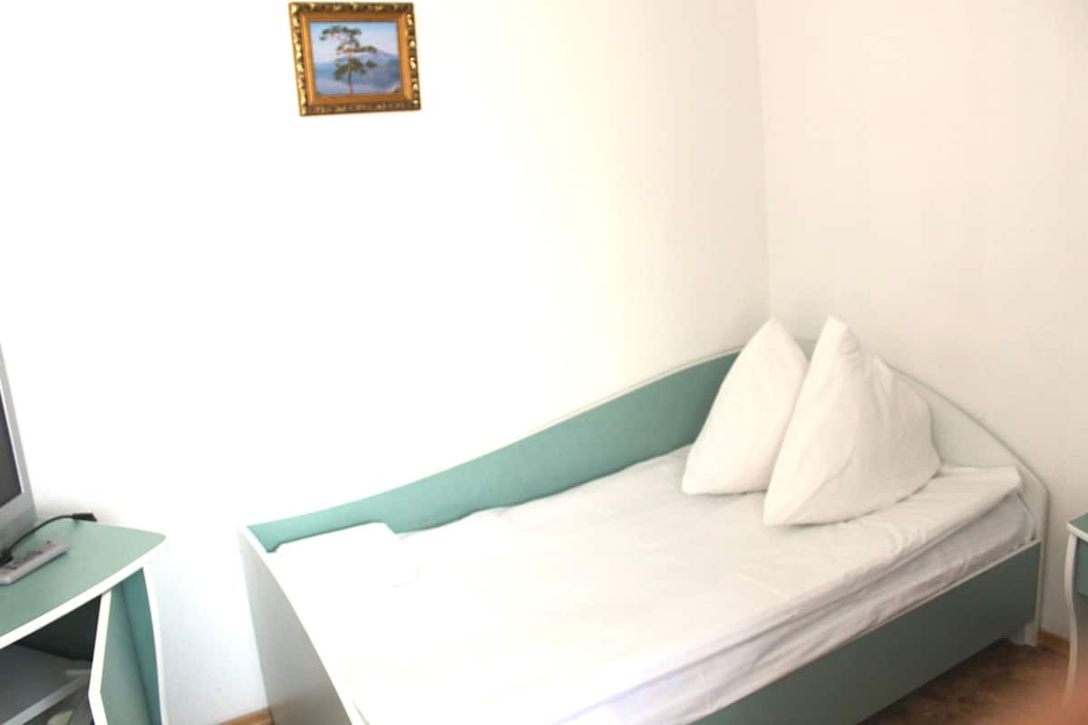 Standard Single Room | Premium bedding, desk, iron/ironing board, WiFi (free)