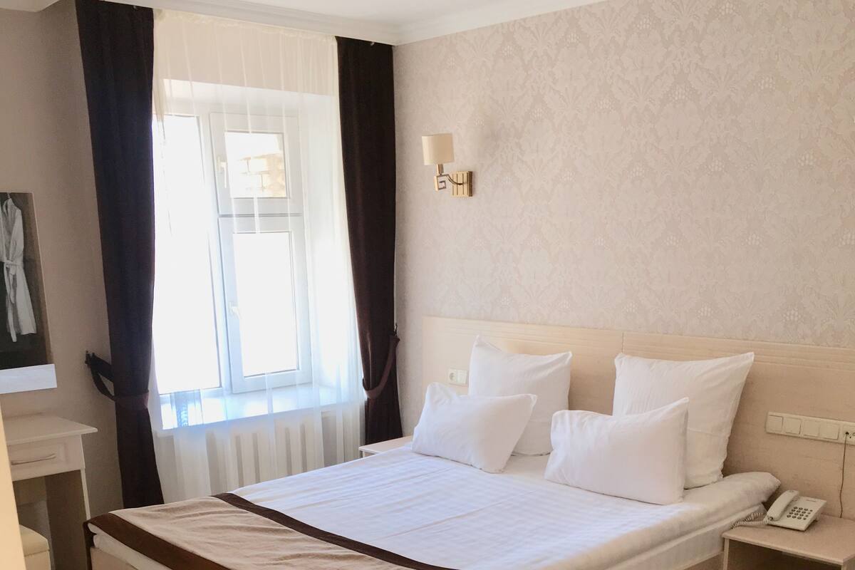 Deluxe Suite | Premium bedding, desk, iron/ironing board, WiFi (free)