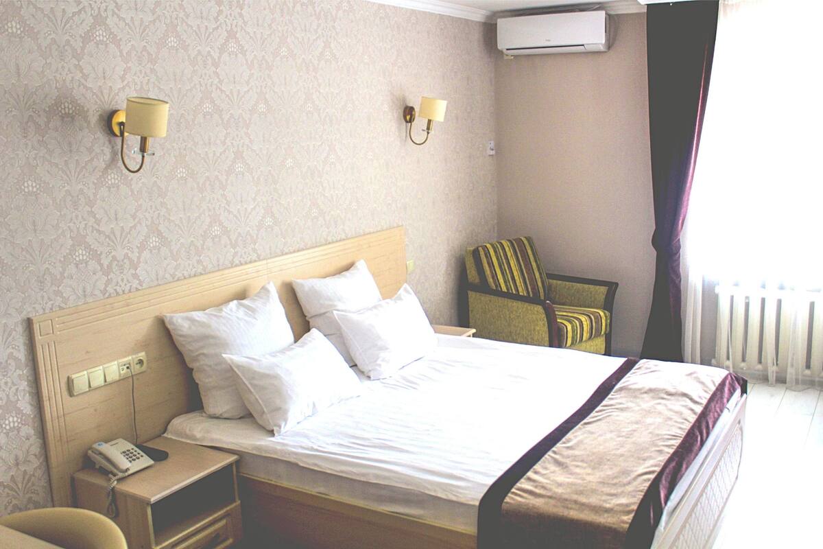 Junior Suite | Premium bedding, desk, iron/ironing board, WiFi (free)