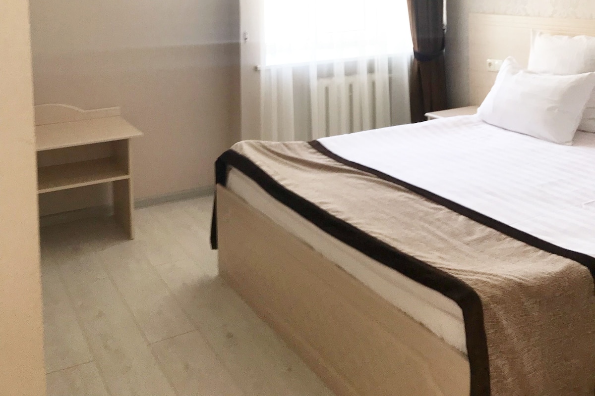 Suite | Premium bedding, desk, iron/ironing board, WiFi (free)