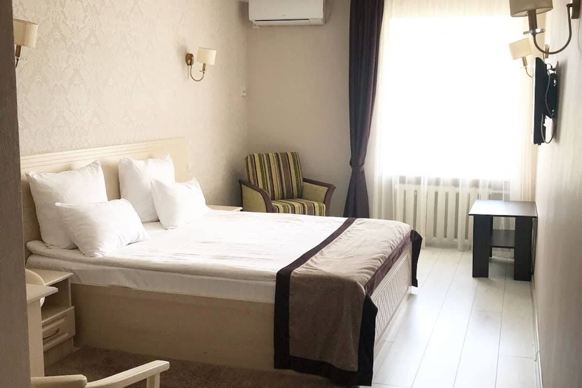 Superior Double Room | Premium bedding, desk, iron/ironing board, WiFi (free)