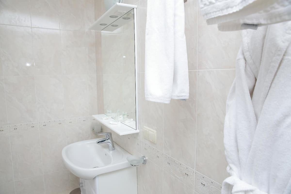 Premium bedding, desk, iron/ironing board, WiFi (free)