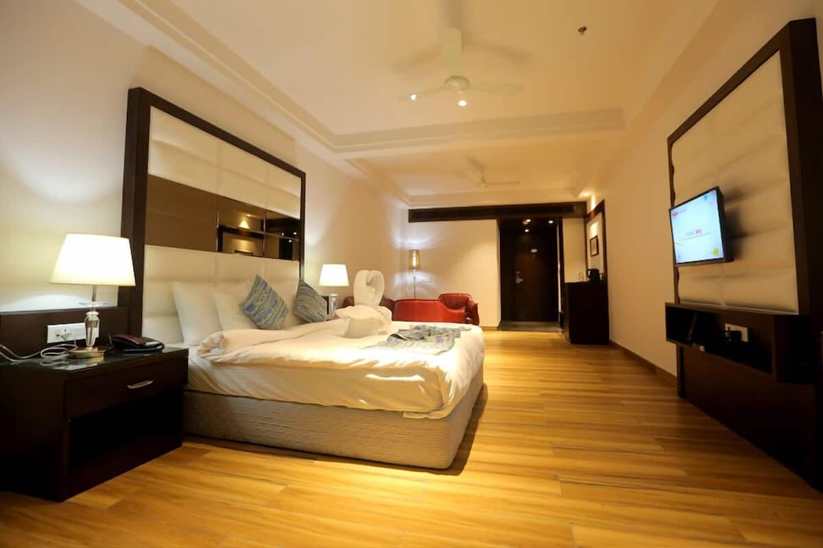 Exclusive Room | Egyptian cotton sheets, premium bedding, down duvets, in-room safe