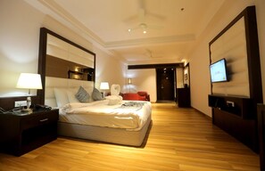 Egyptian cotton sheets, premium bedding, down duvets, in-room safe - Hotel Stella Continental (Phillaur)