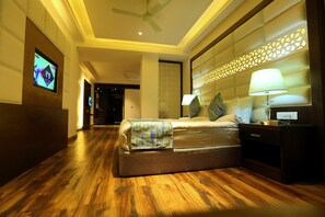 Egyptian cotton sheets, premium bedding, down comforters, in-room safe - Hotel Stella Continental (Phillaur)