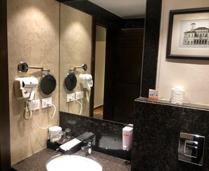 Deluxe Room, 1 Bedroom | Bathroom | Shower, designer toiletries, hair dryer, slippers - Hotel Stella Continental (Phillaur)
