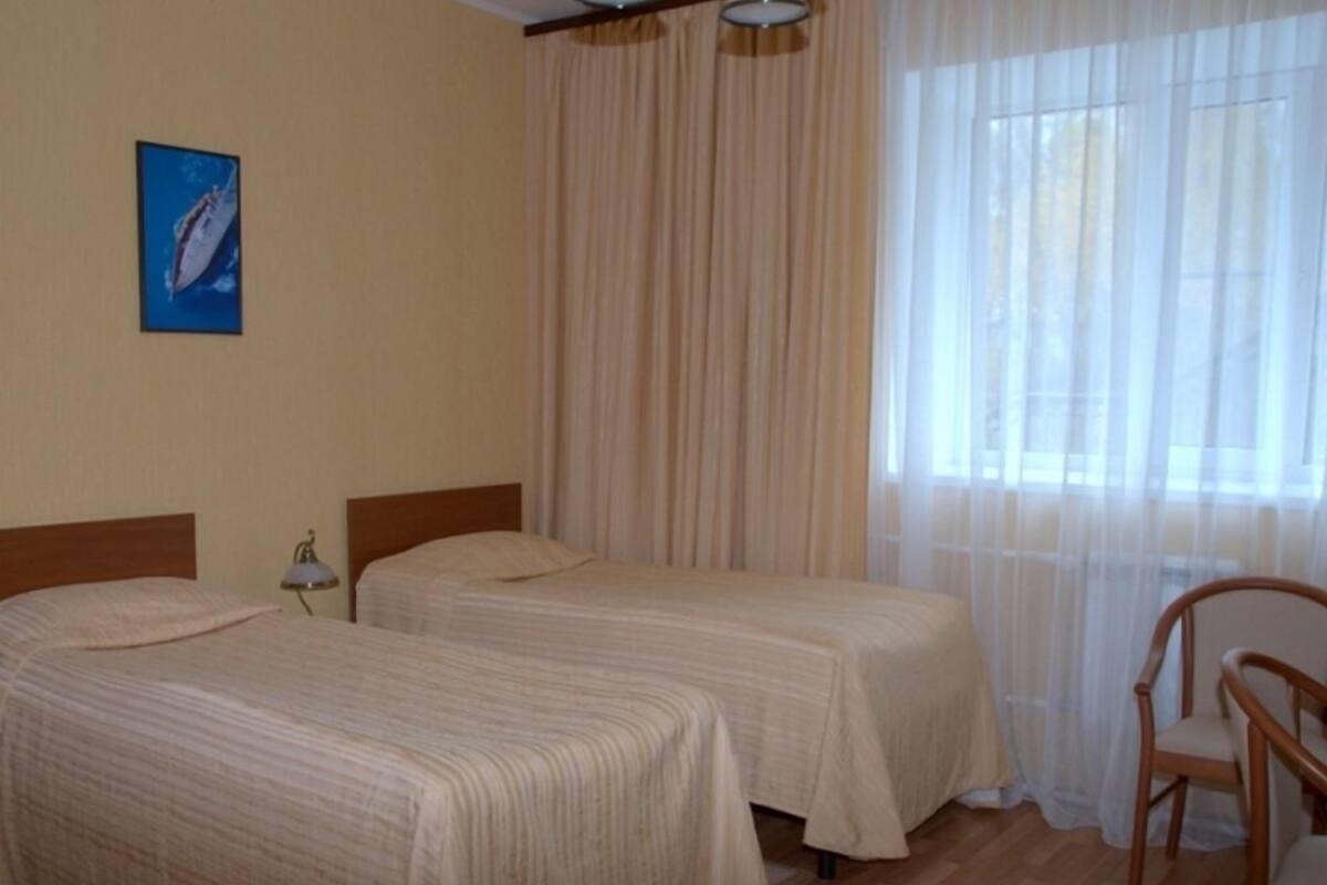 Escritorio, espacio para trabajar con laptop y cortinas blackout