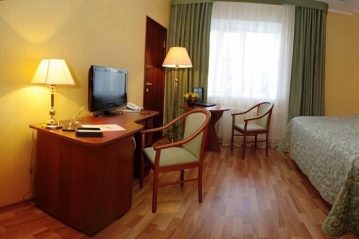 Habitación estándar con 1 cama matrimonial o 2 individuales, vista al río | Escritorio, espacio para trabajar con laptop y cortinas blackout