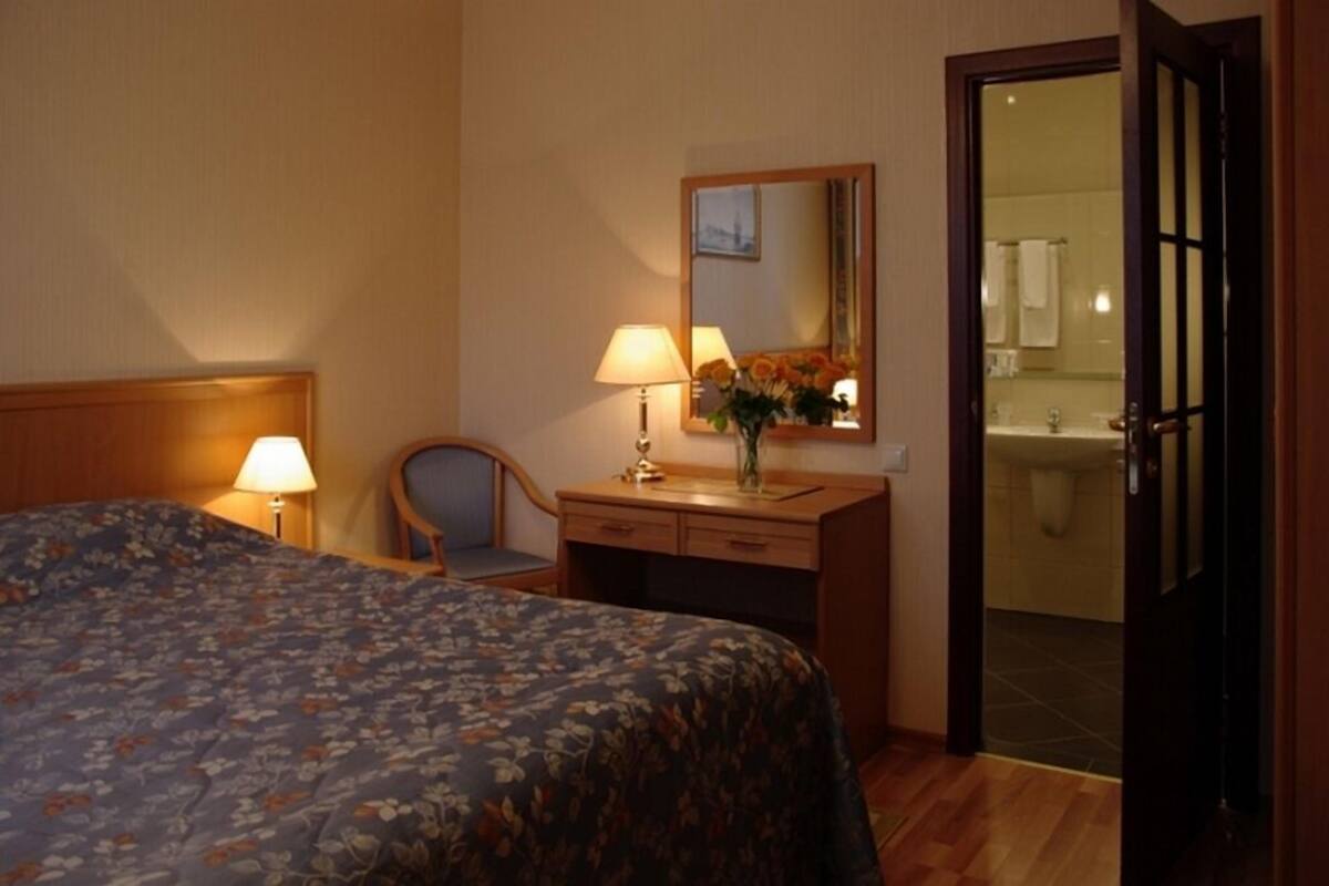 Suite, 1 habitación | Escritorio, espacio para trabajar con laptop y cortinas blackout