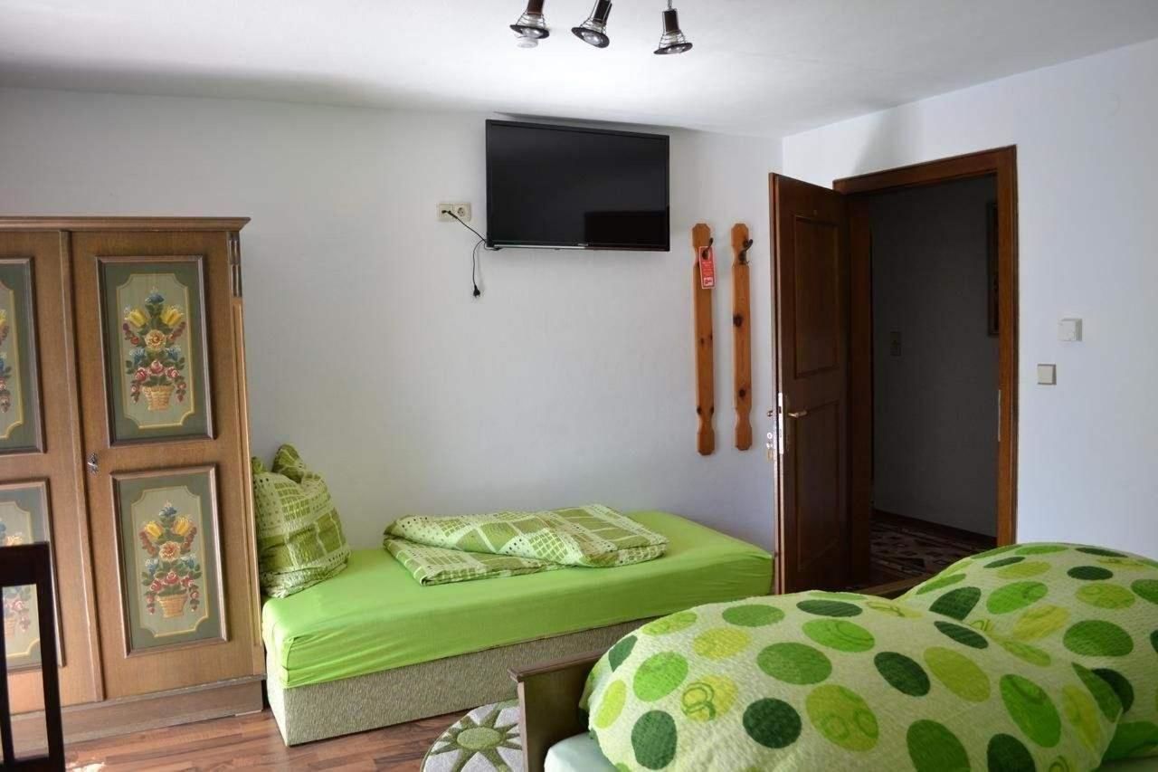 Dreibettzimmer | Individuell eingerichtet, Schreibtisch, Verdunkelungsvorhänge