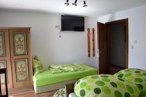 Dreibettzimmer | Individuell eingerichtet, Schreibtisch, Verdunkelungsvorhänge