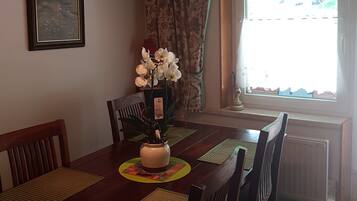 Sarapan ala kontinental setiap hari (EUR 18 per orang)