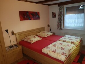 Tweepersoonskamer (kleines) | Individueel gemeubileerd, een bureau, verduisterende gordijnen