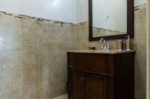 Apartamento, 1 cama de matrimonio grande, no fumadores | Baño | Ducha, artículos de higiene personal gratuitos y toallas